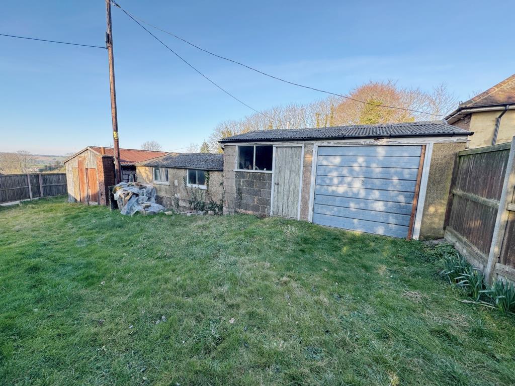 Lot: 3 - BUILDINGS AND LAND - Range of buildings 1